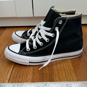 ✨NWT✨ Converse Black High-Top unisex Sneakers. Women’s size 6.